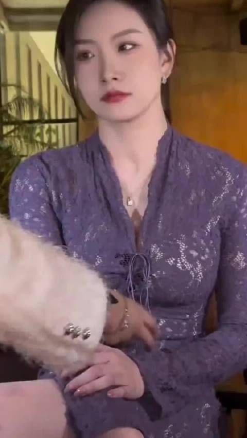 这么撕扯女生的衣服是不是太冒昧了?