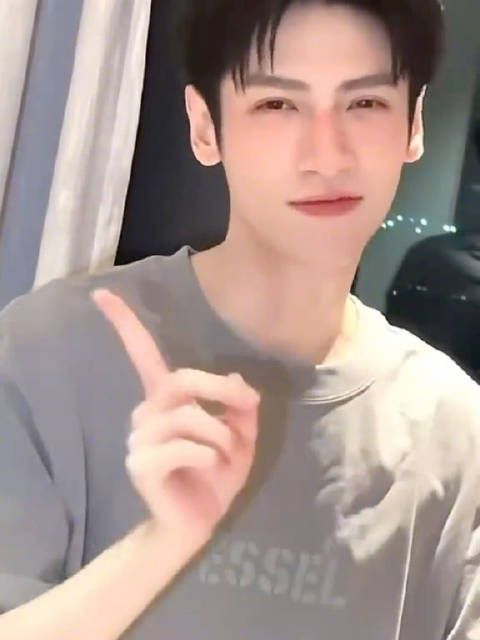 罗云熙更新小熊手势舞 好可爱好帅气啊 逮着一套妆造使劲薅哈哈哈