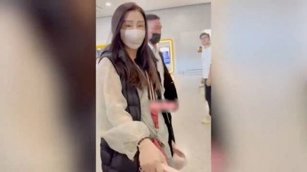 王祖贤现身机场自带BGM倩女幽魂,亲切满足粉丝签名要求,梦回聂小倩