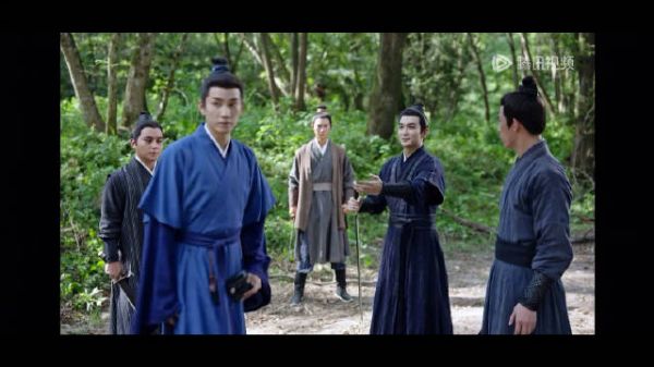 《榜上佳婿》正片里,王子奇一转身手里拿了一个小风扇……这?