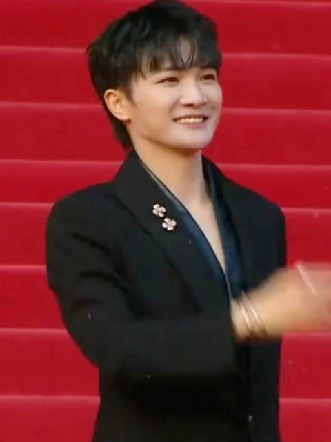 周深北京国际电影节闭幕式红毯全程 永远都是那么欢乐那么会说的深深啊