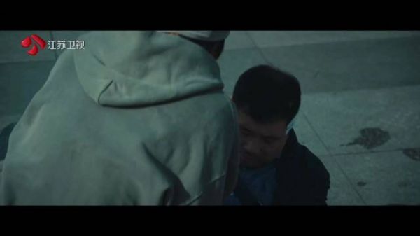 财神跟踪老吴致其摔倒,逃跑时被车撞飞