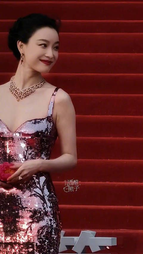 风情万种具象化,这姐是红毯上永远的神,别把小咪美晕 @倪妮V 晚安啦 cr