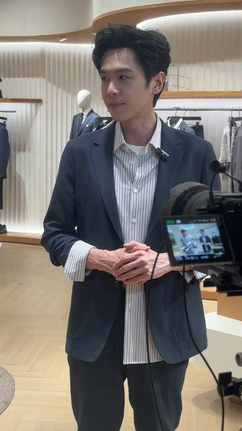 张若昀真的好瘦,手上的血管都非常明显了,一定要注意身体啊