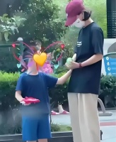 赵丽颖带儿子买玩具,想想眉眼酷似冯绍峰,牵着妈妈的手乖巧可爱