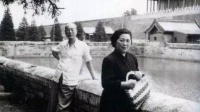 丈夫耗尽家产买字画,妻子却变卖首饰支持他,晚年做一事让人敬佩