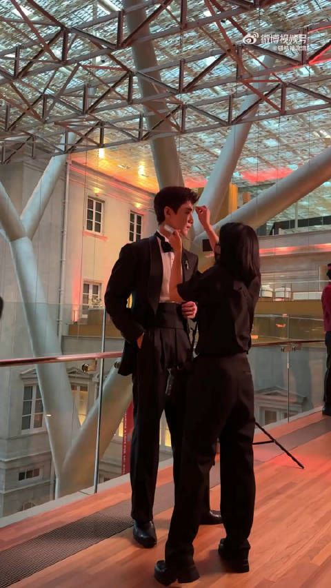 白敬亭闪现新加坡，完全是从小说里走出来的男主角！太帅了吧