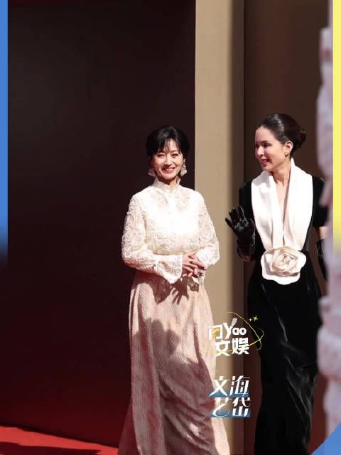 赵雅芝李若彤同框走华表奖红毯