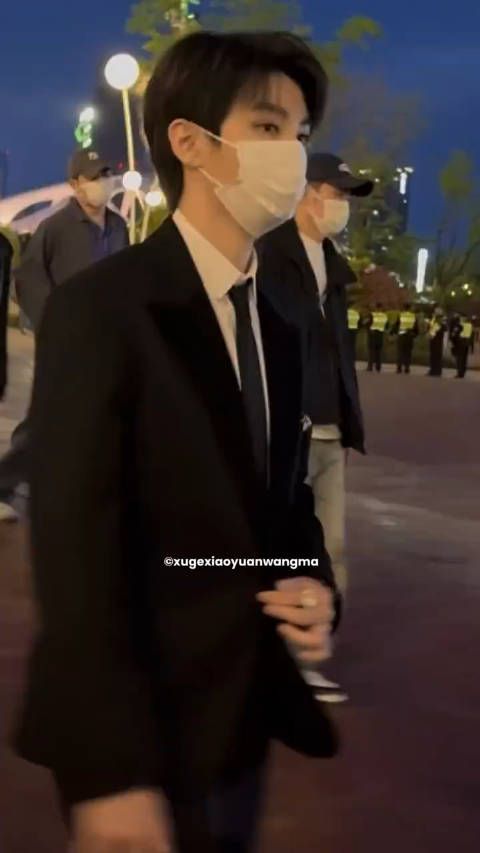 谁懂王俊凯边走边单手解扣的含金量 就这个气场!Bking+苏感超带感