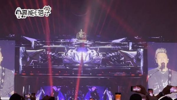 谢霆锋启德演唱会尾场献唱《潜龙勿用》,赛博舞台引燃全场