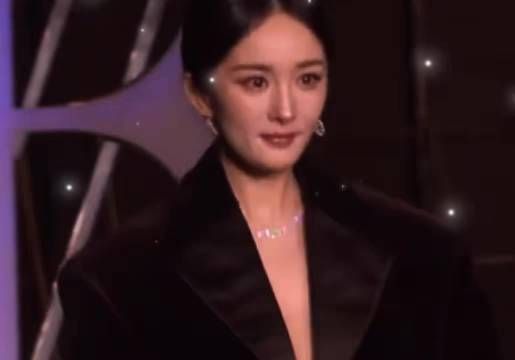 杨幂穿西装真空出镜