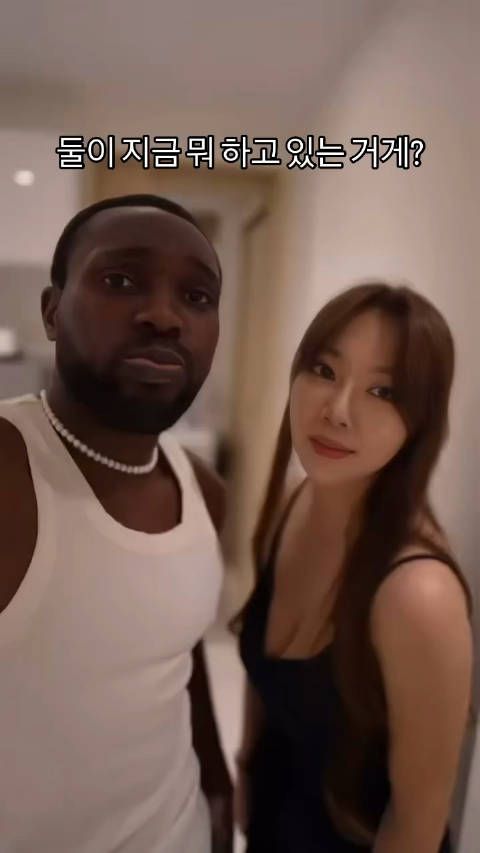 韩女注视黑人眼神引关注