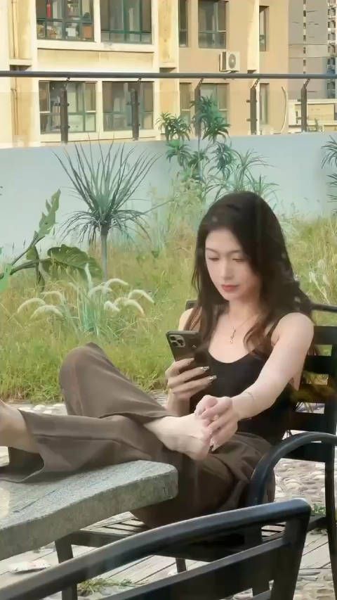 气温越来越高的情况下,她连自己的都受不了