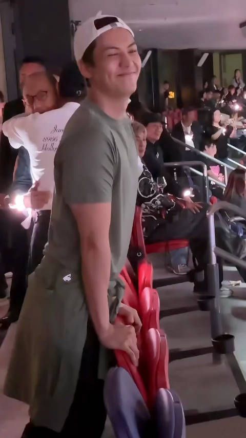王菲去了谢霆锋演唱会竟然不坐内场!好甜呐
