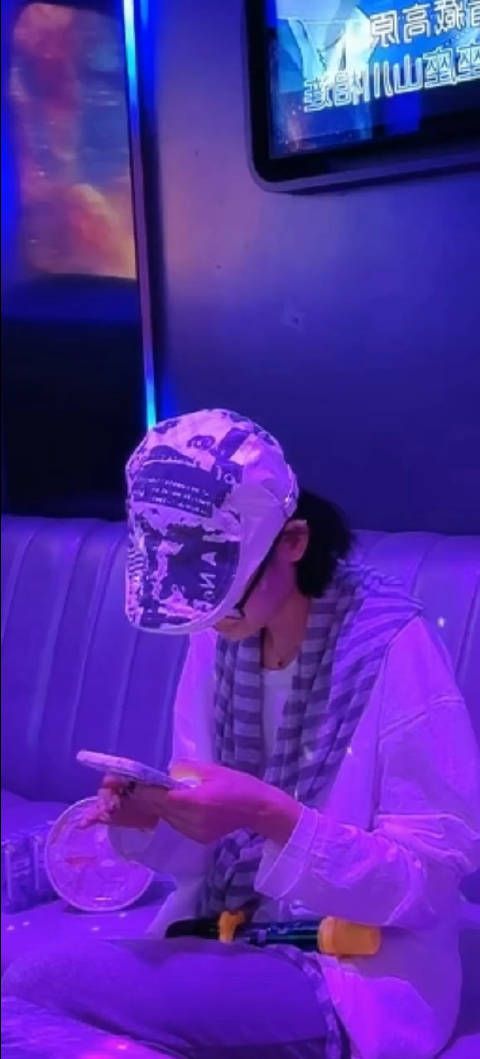 可怜姐是在等男人消息吗?