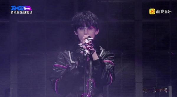 左航演唱会《Mad+sorry》solo舞台 唱跳舞台帅成这样！ 左航耳返