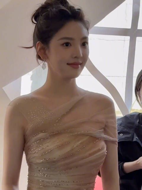 怎么会有人小小的脸上，满满的五官和美貌！这个视频的退出键在哪里？