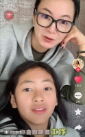 星二代颜值新标杆?阿雅女儿做家务视频爆火,这眼睛被赞像科比