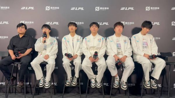Q：第一次打solo赛的感受如何？赛前队友有传输什么经验吗？