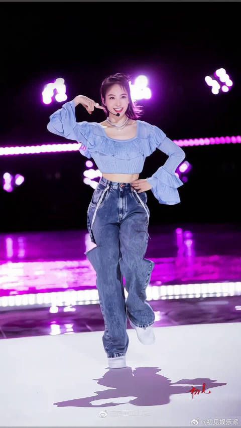 宋茜牛仔裤搭配露脐装，青春有活力，魅力十足