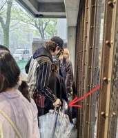 戚薇儿子Seven日本躲雨近照曝光,不到三岁,长头发洋气像李承铉