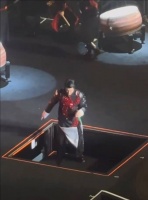 王力宏演唱会升降台提前下落 一脚踩空差点掉下舞台