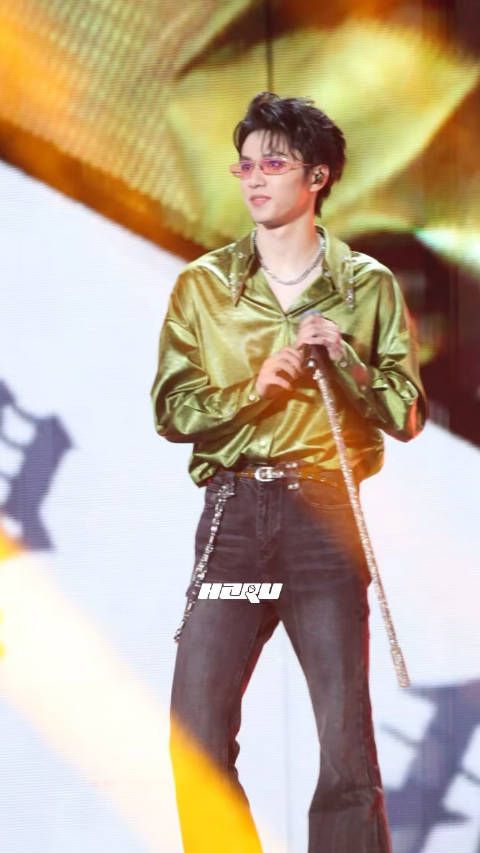 喇叭裤比例也太太太好了 Darling 你快来救救我 .