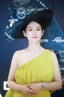 陈昊宇黄色礼服造型复古时尚 朱亚文黑西装配腕表绅士干练