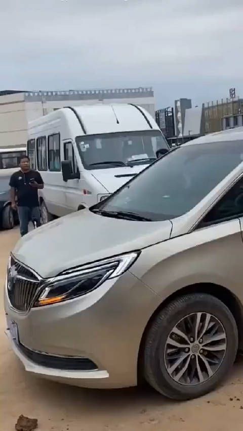 成毅云歌会后戴帽口罩遮脸引关注