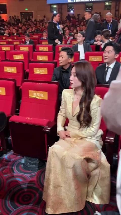 所以她俩不得不把外面做足，两个人见面还得像不熟悉的一样打招呼