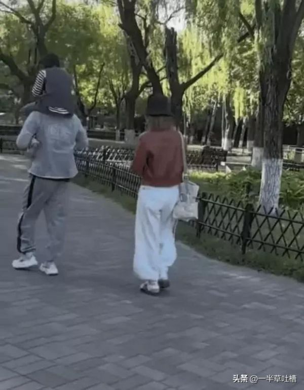张歆艺袁弘带娃逛公园，袁弘扛娃超有爱，张歆艺状态也太好