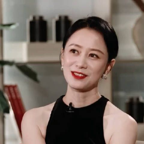 她一个，宋佳一个，长得就像那种死了老公的小寡妇，韵味十足