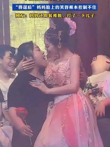 小孩哥暗示姐姐“找妈妈”，“得逞后”妈妈的笑容根本控制不住