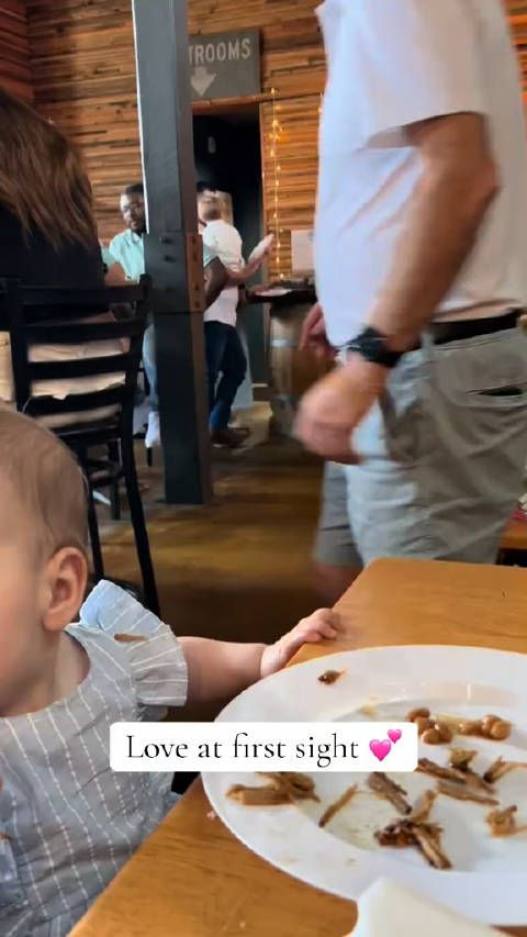 两个宝宝虽然不认识,但他们的互动暖心又治愈