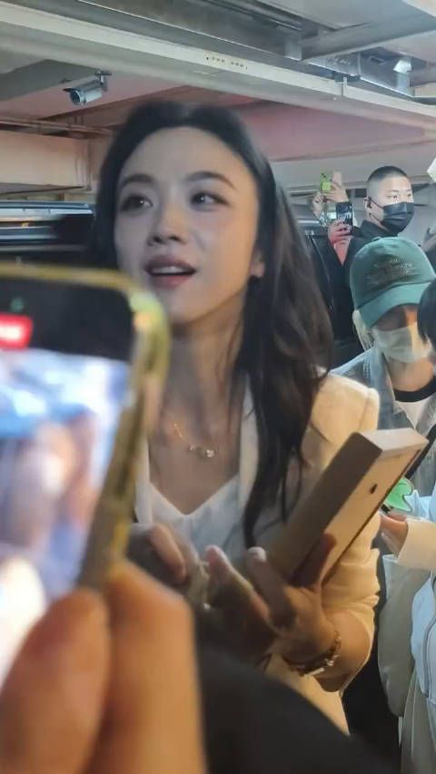 汤唯与粉丝握手闭眼感受手幅情谊