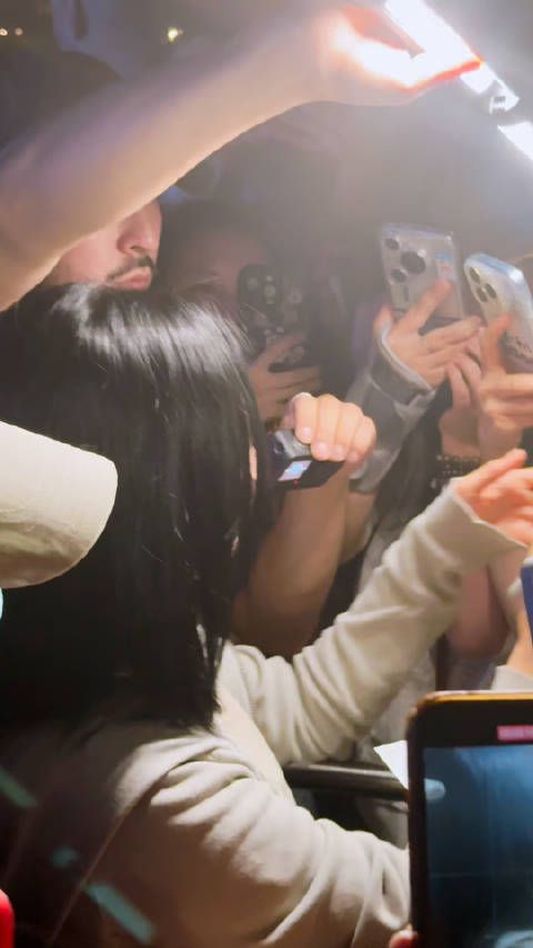 话剧驴得水重庆巡演朱茵亮相与粉丝互动