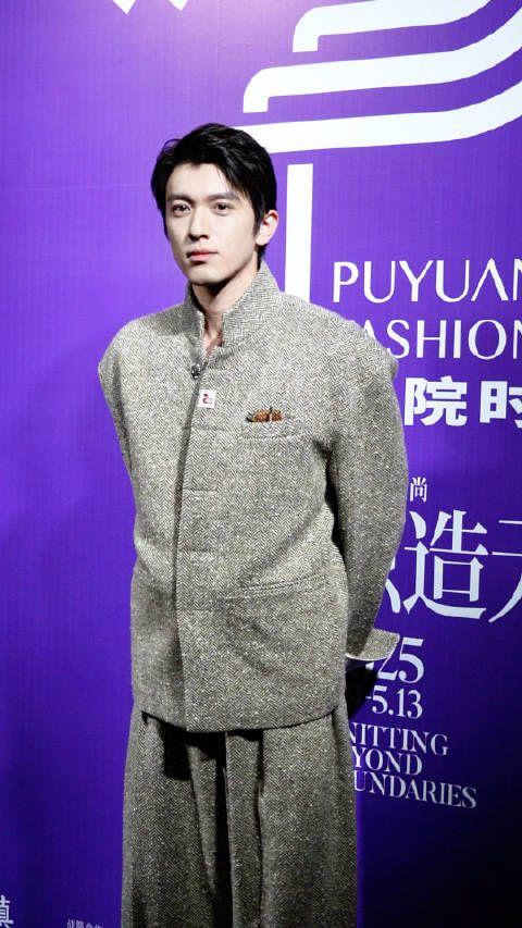 赵英博濮院时装周活动，一出场就帅出了新高度啊！人群中说“好帅”！