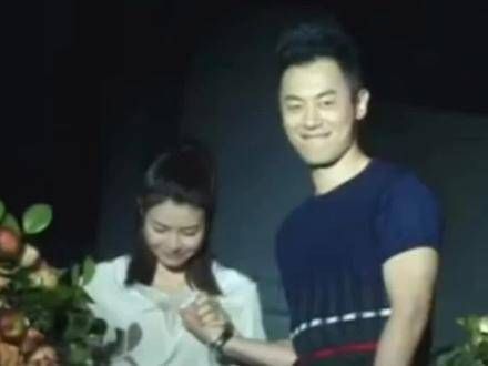 扶着 陈妍希 下台阶，台下的 陈晓 看起来心里有些不是滋味！
