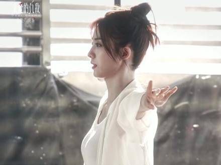 万鹏饰演的她，充满自信，散发出耀眼的光芒