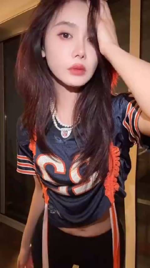 跨界了？美娜身穿一身足球服跳手势舞：来个帅的