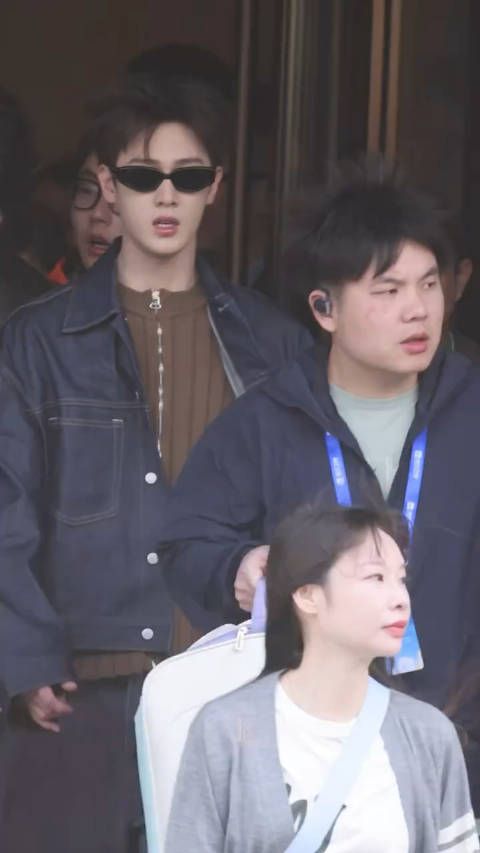 李昀锐牛仔造型亮相奔跑吧路透