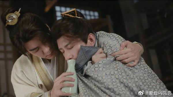 李莲花毒发，方多病嘴上说不管，却把他搂怀里照顾一晚上