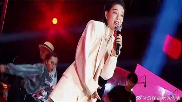 李斯丹妮带来《DA DI DA》，感受献唱的火辣，恋爱的酸臭味浮现