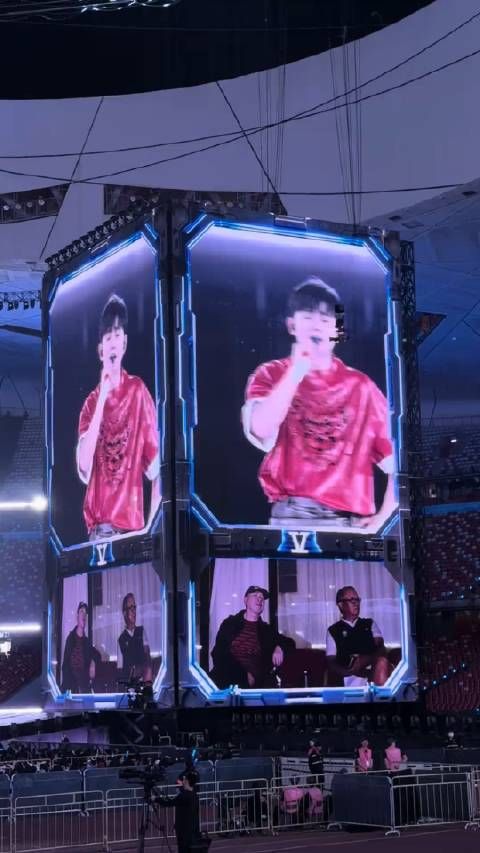 冯小刚去了张杰演唱会 张杰唱歌就是很好听呀，我也喜欢
