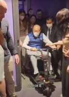 97岁李嘉诚去看演唱会,骑着电动车,苍老了好多,头发几乎掉光了