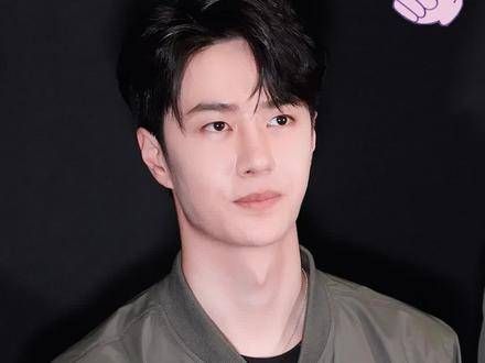 既然他们不想跨越偏见的高山，那就站在山顶，让所有人都看见你的光芒