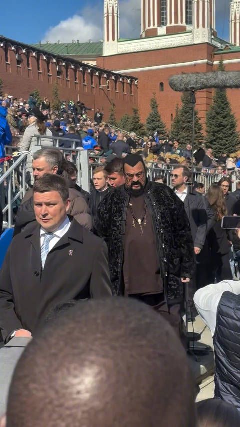 俄罗斯籍(也是美国籍)的美国好莱坞著名动作演员、监制、剧作家、导演