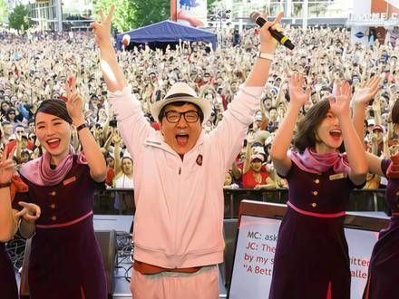 成龙出现在加拿大，引发轰动，全民欢呼，粉丝疯狂追逐，场面震撼