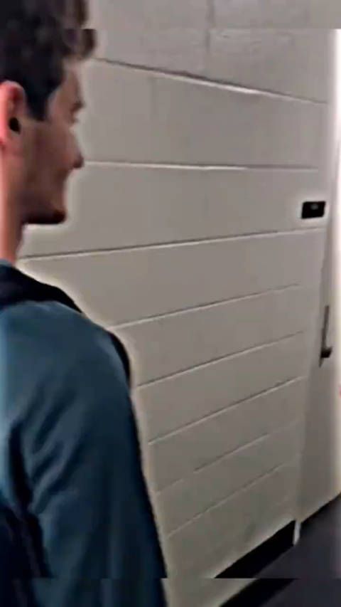 外地突然回来的男友想给女朋友个精喜！