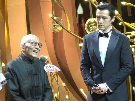 阿宝爷叔再次同框，眼神中满是敬意